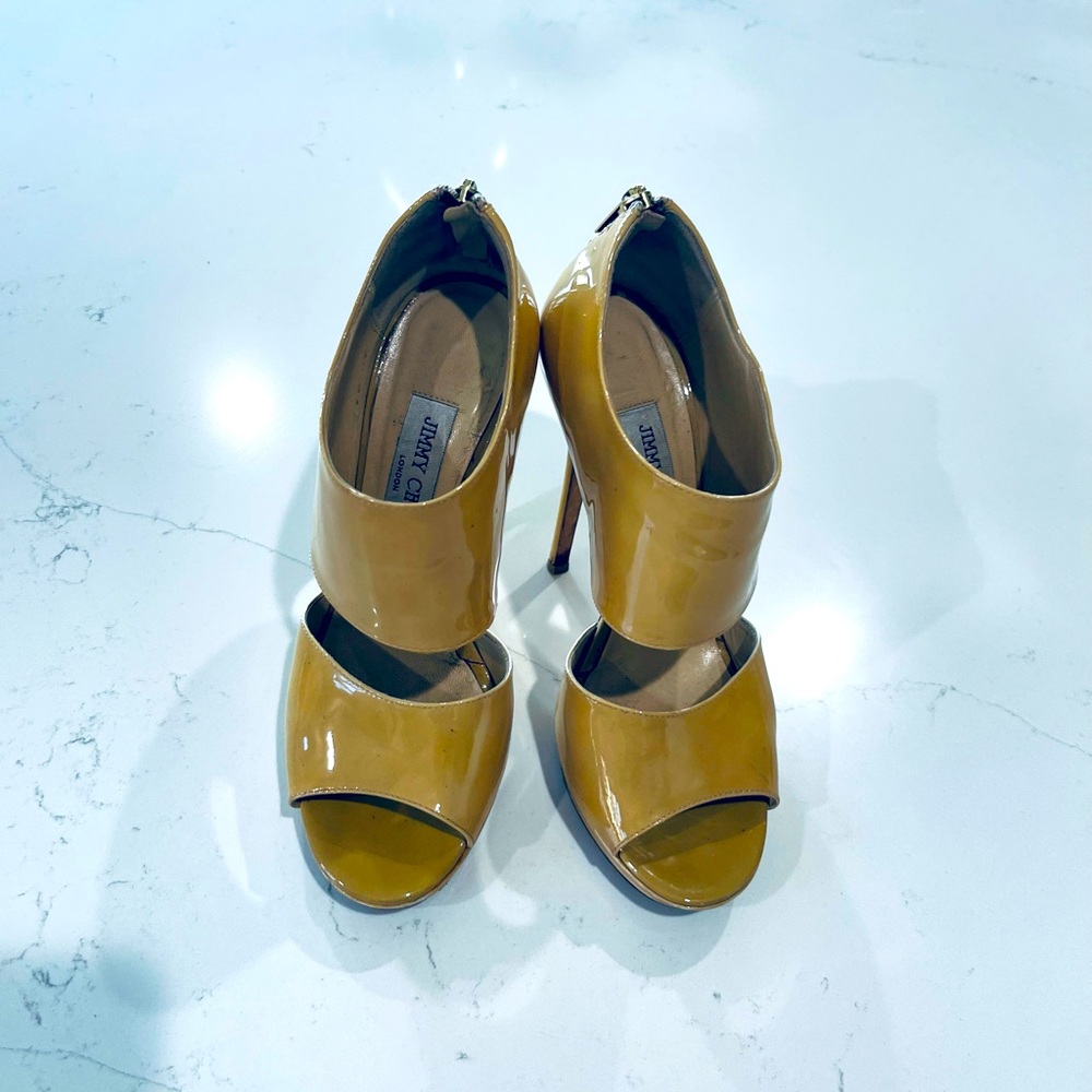 Beautiful and comfortable heels that go with everything. Color is Natural